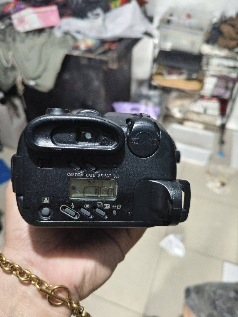 Canon Epoca 135 Caption Autofocus Zoom Lens Camera (Category: Cameras) located in Del Monte. Submitted by anitagalan89774 (Listing ID 1448981194, Image 2). Description: - Canon Epoca 135 Caption film camera - Canon Zoom Lens 38-135mm 1:3.6-8.0 - Auto zoom and autofocus features - Built-in date function - Made in Japan - Shows some signs of use, but in good working order - Perfect for film photography enthusiasts -issue yung sa may battery walang 
