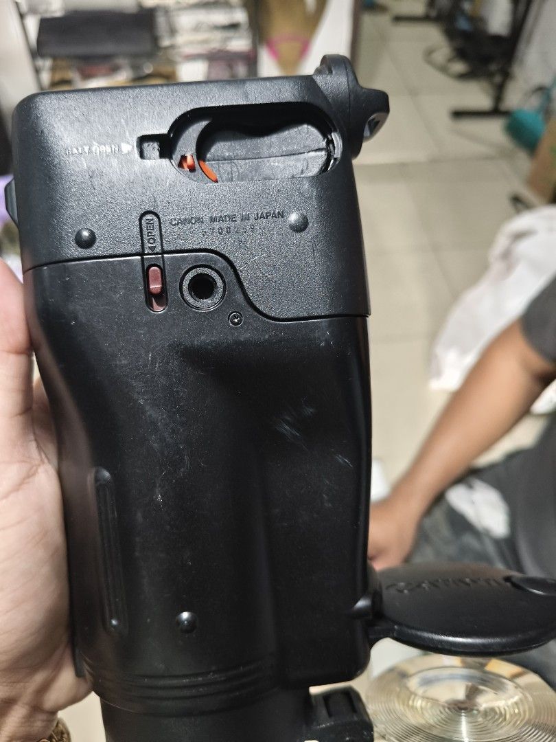 Canon Epoca 135 Caption Autofocus Zoom Lens Camera (Category: Cameras) located in Del Monte. Submitted by anitagalan89774 (Listing ID 1448981194, Image 3). Description: - Canon Epoca 135 Caption film camera - Canon Zoom Lens 38-135mm 1:3.6-8.0 - Auto zoom and autofocus features - Built-in date function - Made in Japan - Shows some signs of use, but in good working order - Perfect for film photography enthusiasts -issue yung sa may battery walang 