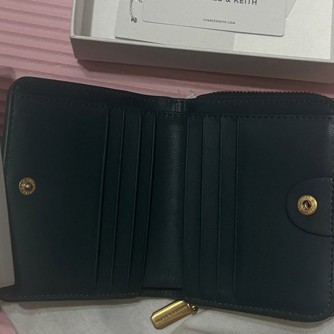 由 yuyuyu65 (刊登 ID 1449022264，圖片 2) 提交，位於 嘉義市 (Chiayi City) 的 CHARLES & KEITH 綠色短夾 (類別：錢包、皮夾)，說明： 沒有使用的期間都用防塵袋保護 logo有掉色 商品寄出的內容會包含防塵套、盒子。