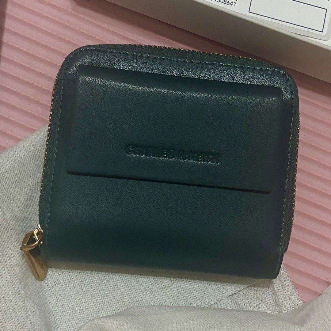 由 yuyuyu65 (刊登 ID 1449022264，圖片 1) 提交，位於 嘉義市 (Chiayi City) 的 CHARLES & KEITH 綠色短夾 (類別：錢包、皮夾)，說明： 沒有使用的期間都用防塵袋保護 logo有掉色 商品寄出的內容會包含防塵套、盒子。