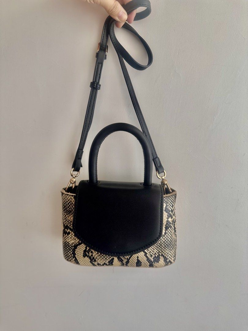 Charles&Keith bag （Fixed price） （分類：多用途袋）位於 Hong Kong。 由 KaryCheung 提交（商品編號 1448946060，圖片 1）。簡介： Meet up at Sham Shui Po or SF。