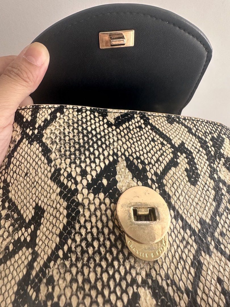 Charles&Keith bag （Fixed price） （分類：多用途袋）位於 Hong Kong。 由 KaryCheung 提交（商品編號 1448946060，圖片 3）。簡介： Meet up at Sham Shui Po or SF。
