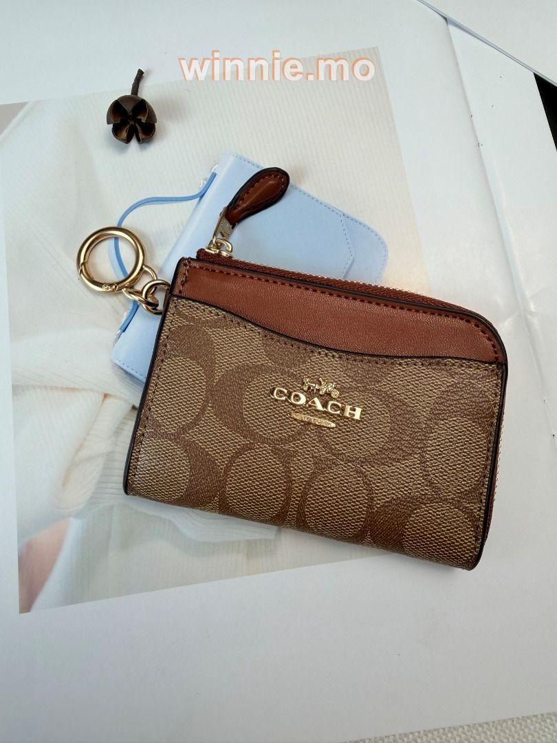 全新✨COACH Card pack 卡包 Coin wallet 零錢包🎁禮盒 （分類：銀包、卡片套）位於 Hong Kong。 由 winnie.mo 提交（商品編號 1448992937，圖片 2）。簡介： 🆕產品全新未使用 原廠完整包裝 💎Carousell官方認證紫鑽優質商戶 📦【順豐包郵 4-7日送到】 👜 信心保證 支持貨到付款 👜 實物拍攝，見到咁就係咁 【運費優惠】 🚚 順豐包郵（送去全港順豐站/住宅地址） 💝 出貨前會仔細檢查，再加多重保護包裝，確保完好無損 ✨更多款式同颜色请DM。
