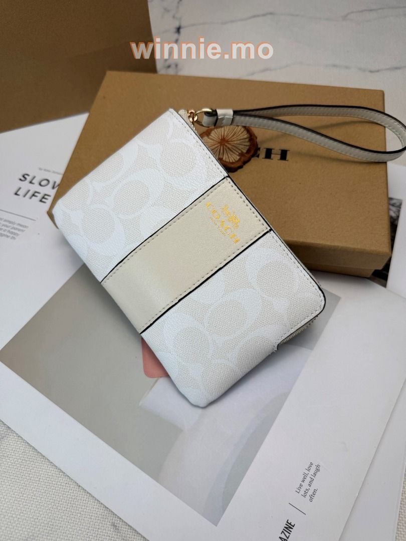 全新✨COACH wallet 手拿包 Coin wallet 零錢包🎁禮盒 （分類：銀包、卡片套）位於 Hong Kong。 由 winnie.mo 提交（商品編號 1448993790，圖片 1）。簡介： 🆕產品全新未使用 原廠完整包裝 💎Carousell官方認證紫鑽優質商戶 📦【順豐包郵 4-7日送到】 👜 信心保證 支持貨到付款 👜 實物拍攝，見到咁就係咁 【運費優惠】 🚚 順豐包郵（送去全港順豐站/住宅地址） 💝 出貨前會仔細檢查，再加多重保護包裝，確保完好無損 ✨更多款式同颜色请DM。