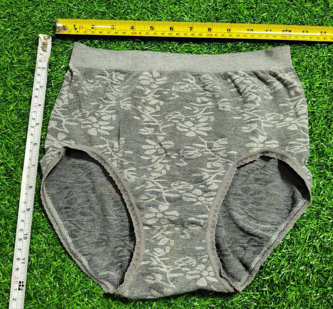 Code : 24 (Category: New Undergarments & Loungewear) located in Sungai Buloh. Submitted by Zirahh.BndleNightware (Listing ID 1448971495, Image 1). Description: 9/10.