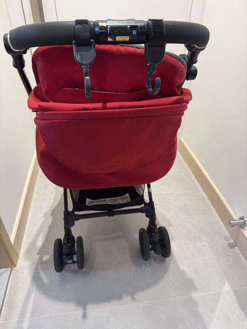 Combi Sugocal Compact bb車 嬰兒車 （分類：外出用品 - 嬰兒車）位於 Hong Kong。 由 mupig 提交（商品編號 1448964770，圖片 3）。簡介： 手把可調式，附送原裝雨擋。 全部配件齊全。。