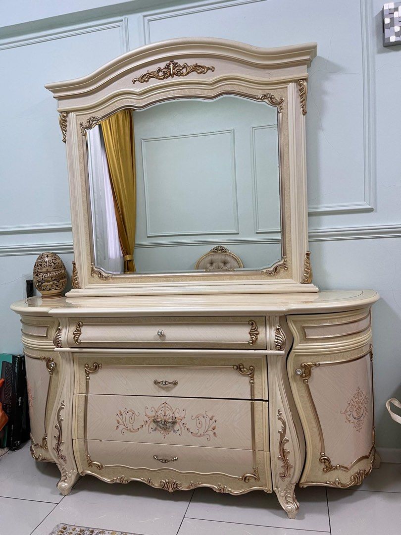 Console table (Category: Chairs) located in Kuala Lumpur. Submitted by kmd96 (Listing ID 1448908861, Image 3). Description: RM 1000 self collect.