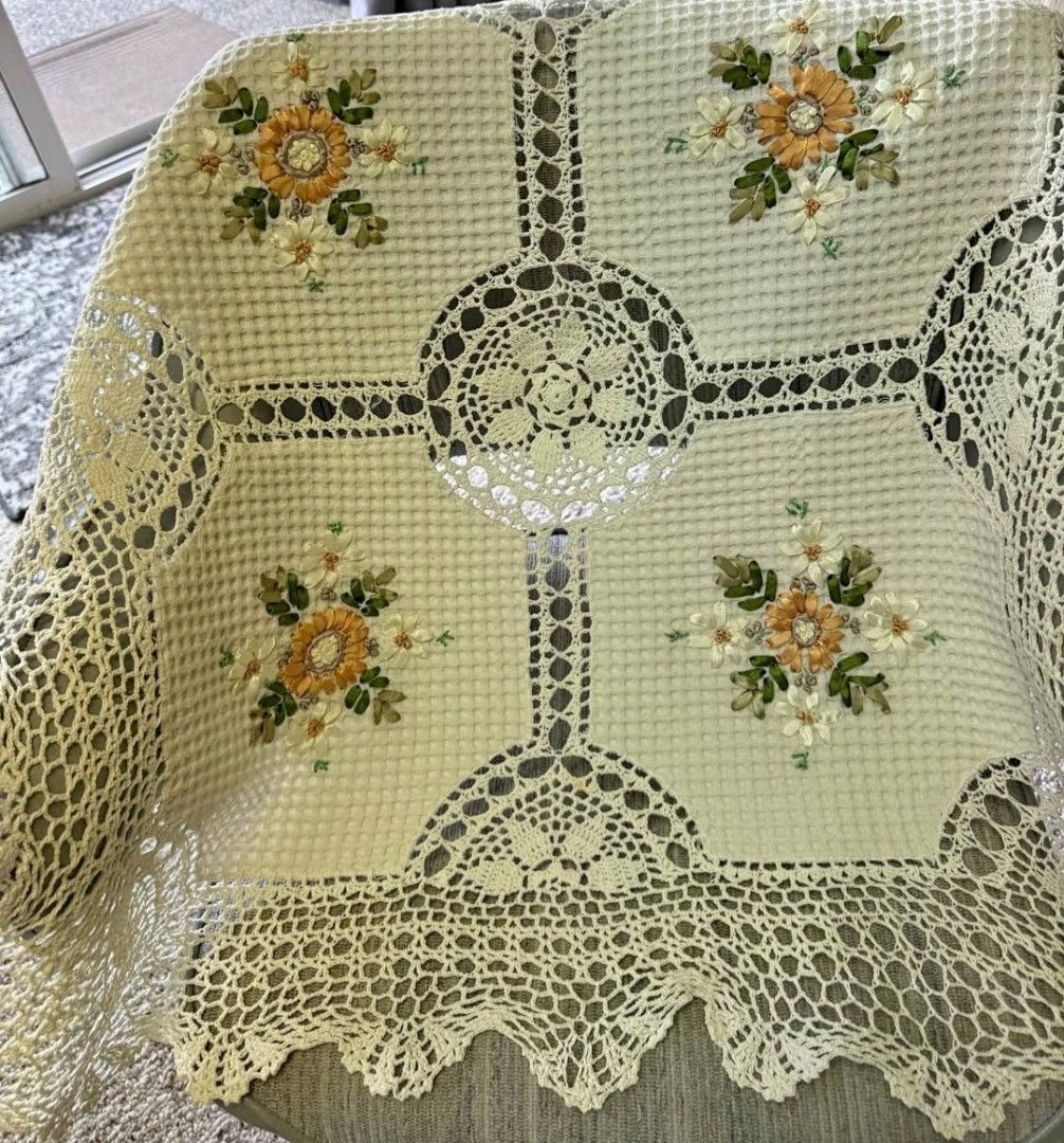 Crocheted Tablecloth506797404161976320