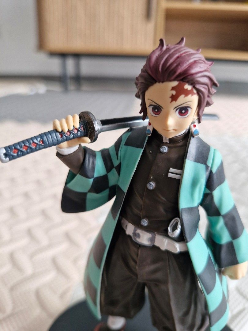 Demon Slayer Tanjiro Kamado Figure (Category: Toys & Games) located in Bangi. Submitted by hasanfathi (Listing ID 1448924215, Image 2). Description: - Demon Slayer: Tanjiro Kamado figure - Original Bandai Banpresto figurine - Features his iconic Nichirin blade - Stands on a black circular base - Highly detailed haori and sword - Ideal for anime fans and collectors - Excellent display piece for shelves.