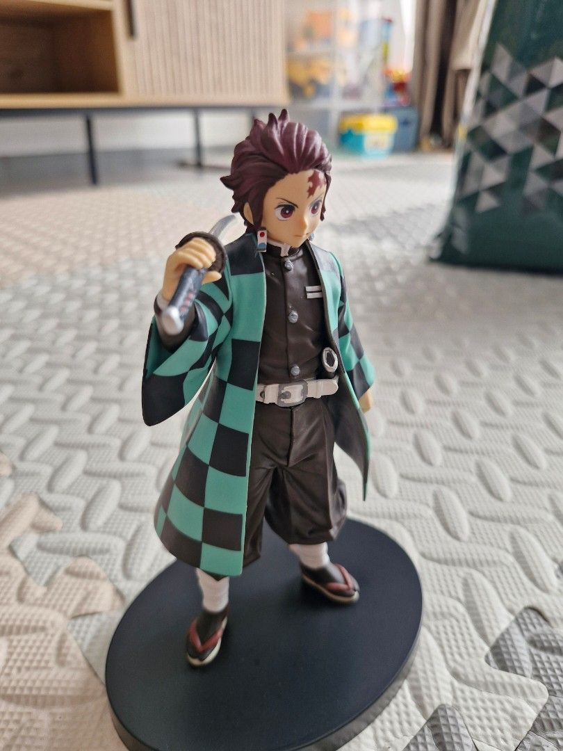 Demon Slayer Tanjiro Kamado Figure (Category: Toys & Games) located in Bangi. Submitted by hasanfathi (Listing ID 1448924215, Image 3). Description: - Demon Slayer: Tanjiro Kamado figure - Original Bandai Banpresto figurine - Features his iconic Nichirin blade - Stands on a black circular base - Highly detailed haori and sword - Ideal for anime fans and collectors - Excellent display piece for shelves.