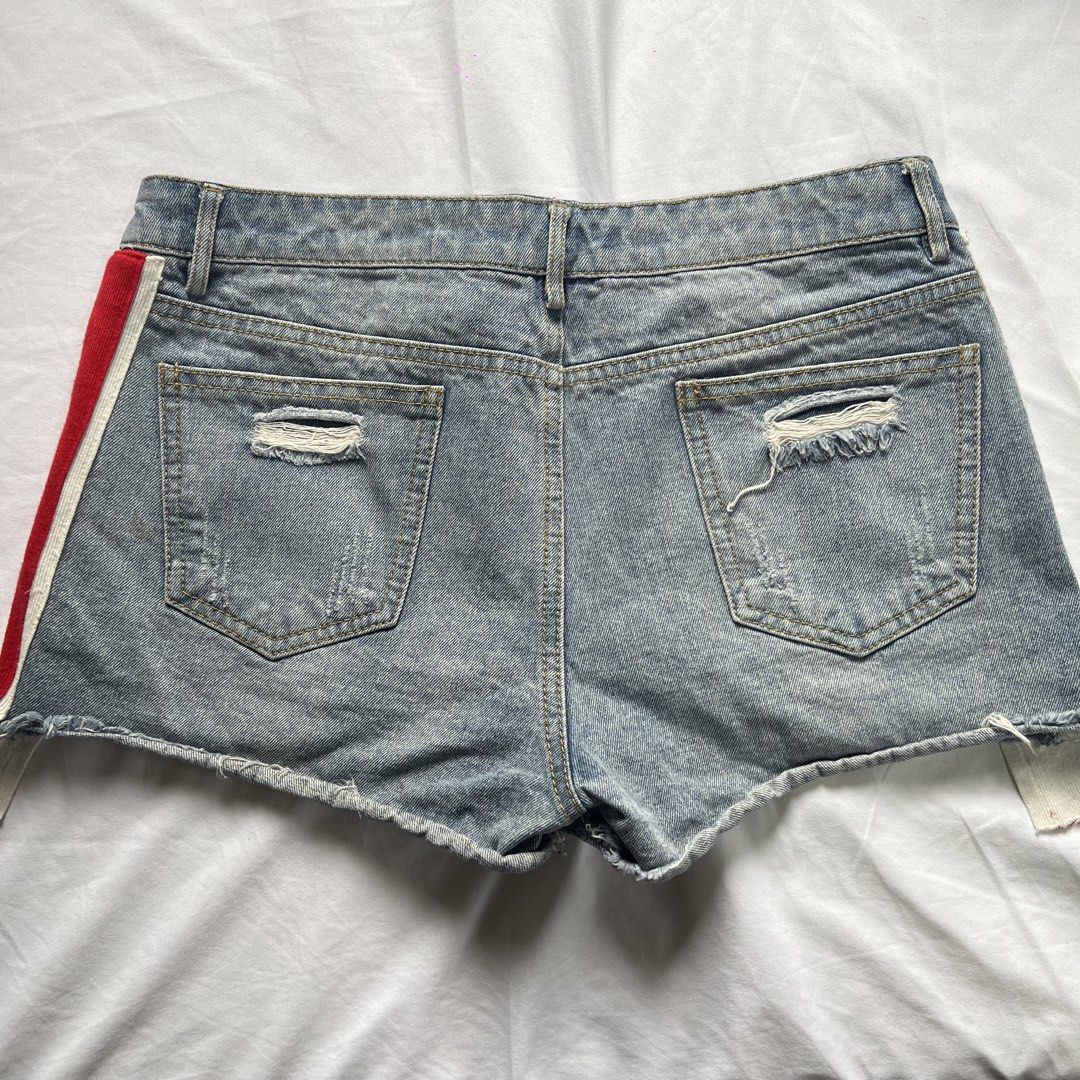 Denim Short Size 30 (Category: Shorts) located in Pasay City. Submitted by annedeclutter (Listing ID 1448931883, Image 2). Description: Size: 30 RFS: Declutter 📍Pasay City 🛵Lalamove and Orange CO.