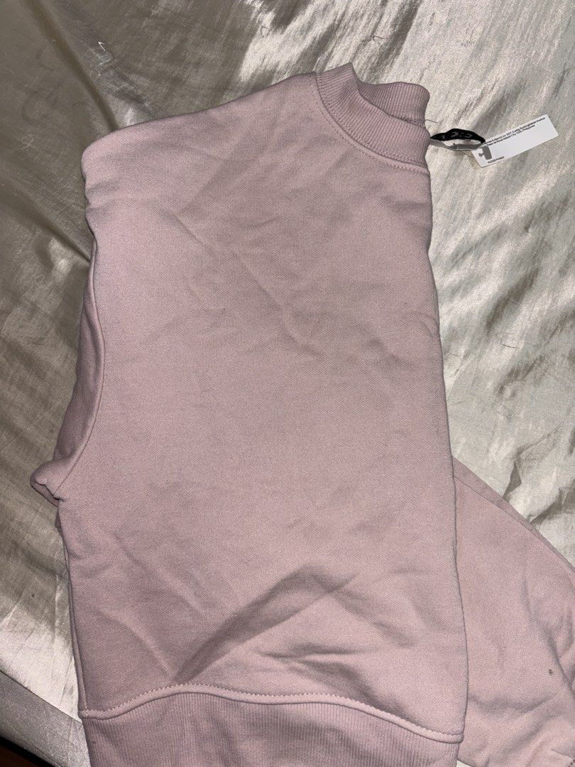 Divided H&M Pink Crewneck Sweatshirt (Category: Longsleeves) located in Muntinlupa City. Submitted by aoki29 (Listing ID 1449098846, Image 2). Description: - Divided by H&M pink crewneck sweatshirt - Soft and comfortable material - Original tag still attached - Ideal for casual wear or layering - Versatile styling with jeans or leggings.