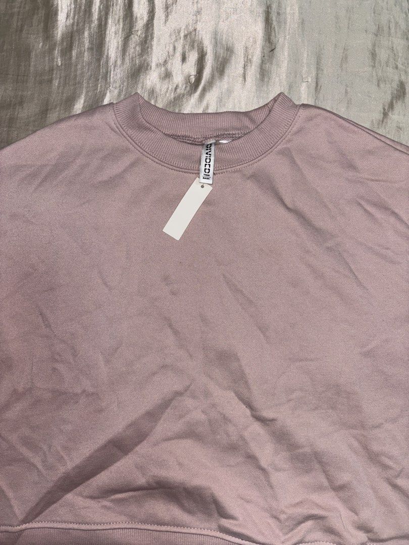 Divided H&M Pink Crewneck Sweatshirt (Category: Longsleeves) located in Muntinlupa City. Submitted by aoki29 (Listing ID 1449098846, Image 1). Description: - Divided by H&M pink crewneck sweatshirt - Soft and comfortable material - Original tag still attached - Ideal for casual wear or layering - Versatile styling with jeans or leggings.