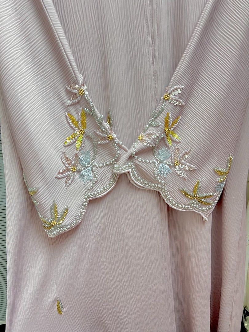 Dubai Abaya (Category: Dresses) located in Alor Setar. Submitted by ssarahf (Listing ID 1449055069, Image 2). Description: Dubai Handwork Abaya Size 56 Dada 44” Labuh 56” Colour: soft pink Material: korean zoom Abaya only.