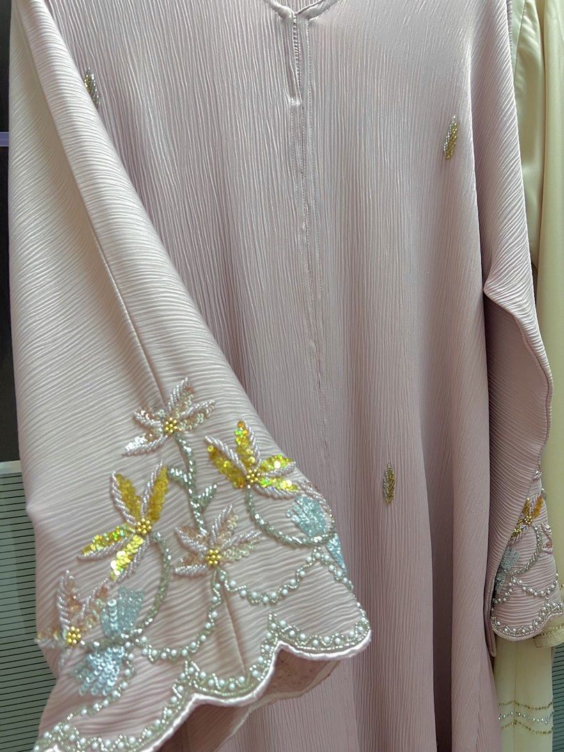 Dubai Abaya (Category: Dresses) located in Alor Setar. Submitted by ssarahf (Listing ID 1449055069, Image 1). Description: Dubai Handwork Abaya Size 56 Dada 44” Labuh 56” Colour: soft pink Material: korean zoom Abaya only.