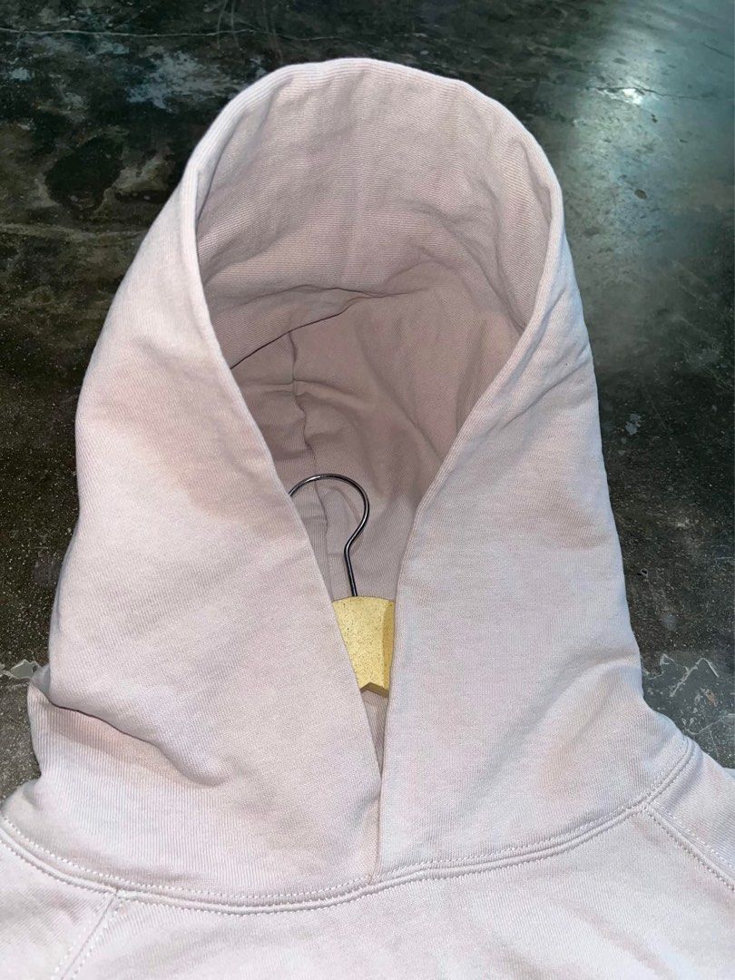 ESSENTIALS (Category: Hoodies) located in Tumauini. Submitted by johnethanc65877 (Listing ID 1448927751, Image 3). Description: ESSENTIALS 27.5*27 -No issue -Brand new condition -color rate 10/10 -good fittings - Medium to Large .