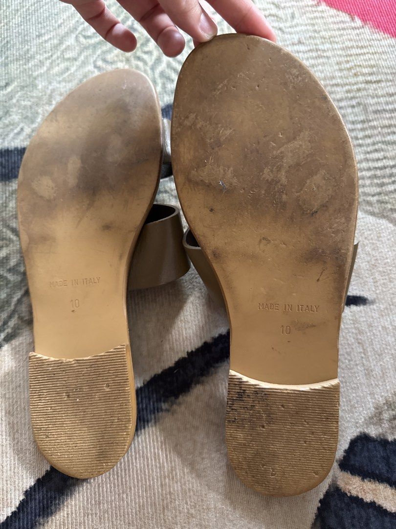 Everlane Leather Slides Made in Italy (Category: Flats & Sandals) located in Quezon City. Submitted by thebubbly (Listing ID 1448941823, Image 2). Description: - Everlane Olive Green Leather Slides - Made in Italy - Open toe design - Two wide straps across the foot - Flat sole - Shows some wear on soles - Comfortable and easy to slip on _no 10 but 26cm size 8.