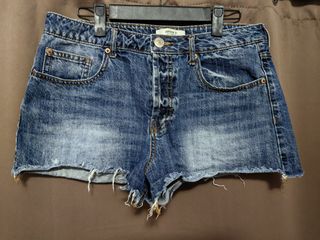 (Category: ) located in . Submitted by aemcloset (Listing ID 1449081205, Image 1). Description: .