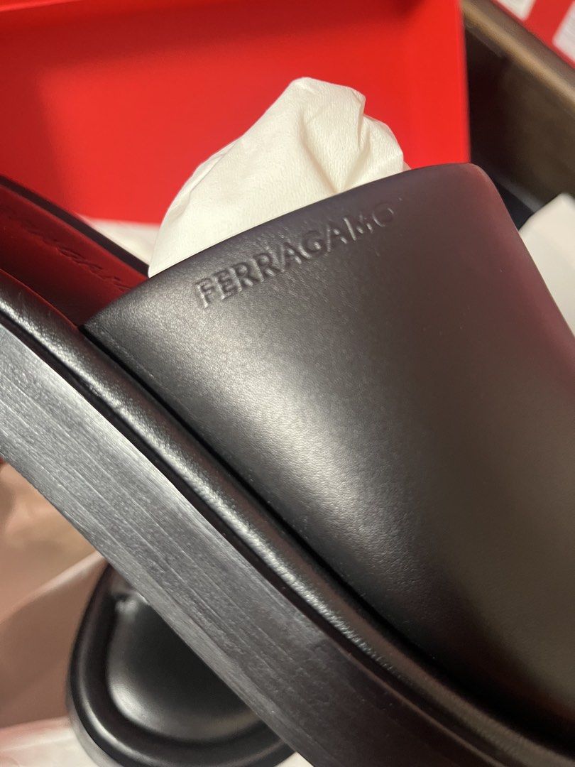 由 moussamahler (刊登 ID 1448961887，圖片 3) 提交，位於 台南市 (Tainan) 的 FERRAGAMO 拖鞋 (類別：精品鞋款)，說明：原價31500。