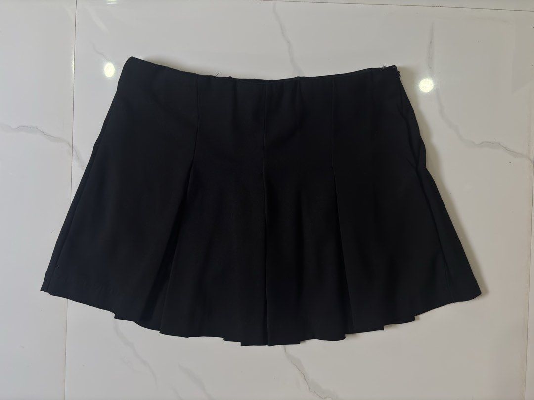 Forever 21 Women's Pleated Mini Skort (Category: Skirts) located in San Fernando. Submitted by annecurates (Listing ID 1449086797, Image 3). Description: Super nice in person and much more black than the actual picture no issue at all Size 26-28.