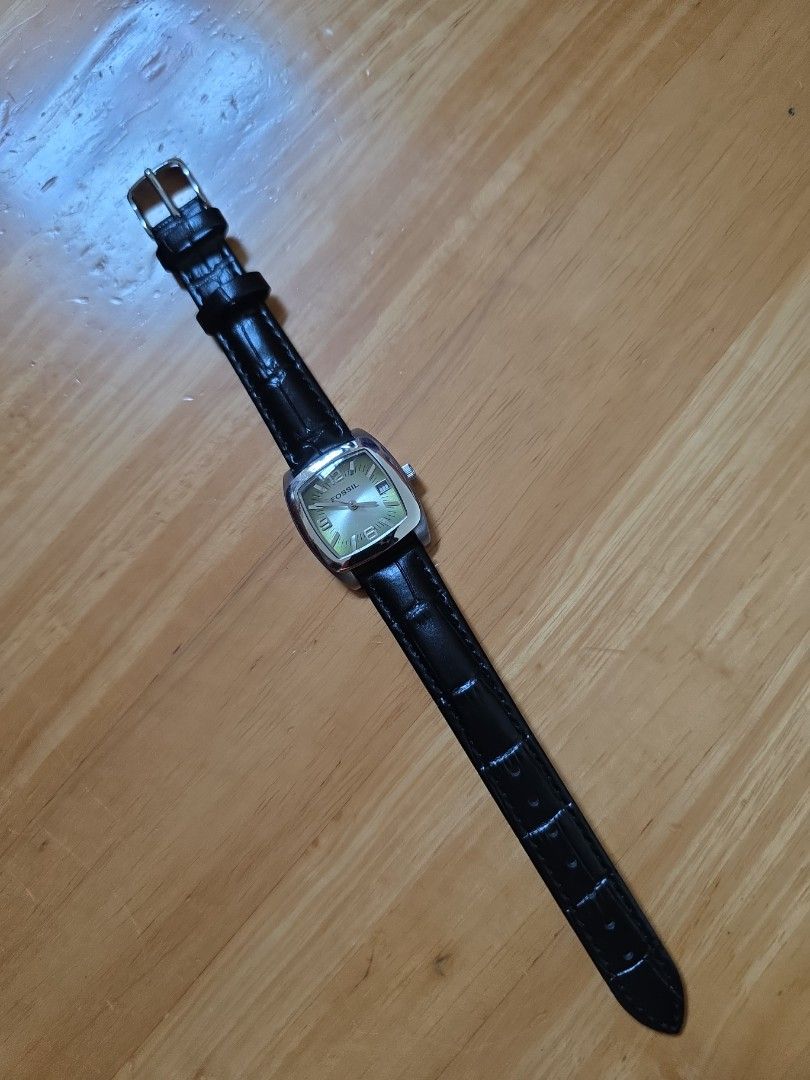 Fossil 復古 女裝 電子錶 （分類：手錶）位於 Hong Kong。 由 xiam949 提交（商品編號 1446214637，圖片 3）。簡介： Fossil 復古 女裝 電子錶, 錶面 大約26mm x 26mm, 已換新電池行走正常。