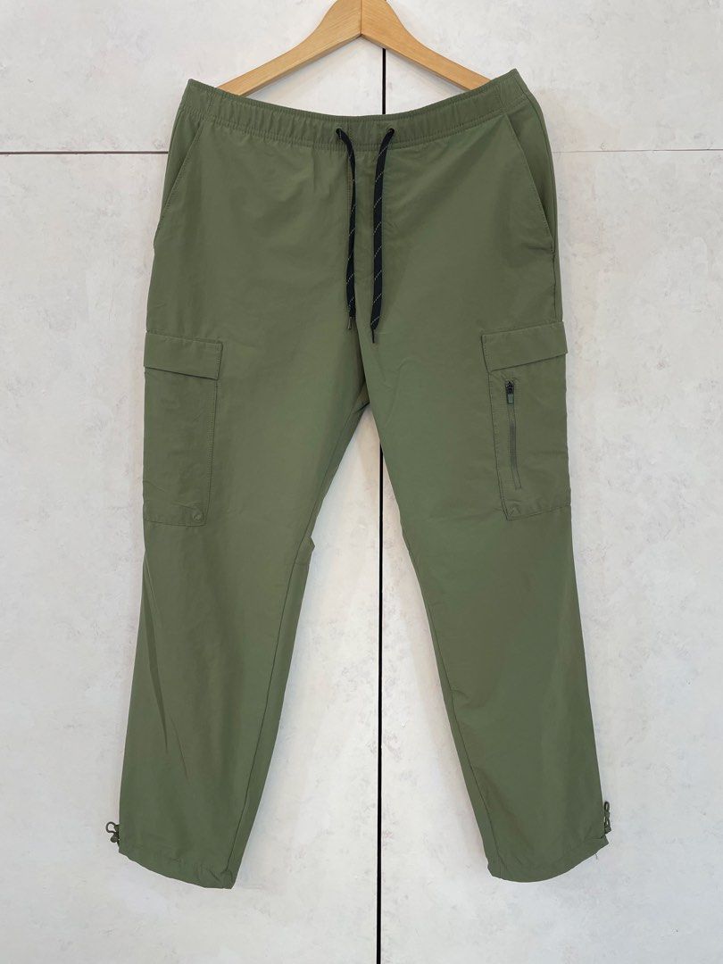 由 isola_bella (刊登 ID 1449075980，圖片 2) 提交，位於 台北市 (Taipei) 的 Gap Tech Cargo Joggers Olive M (類別：運動、休閒褲)，說明：。