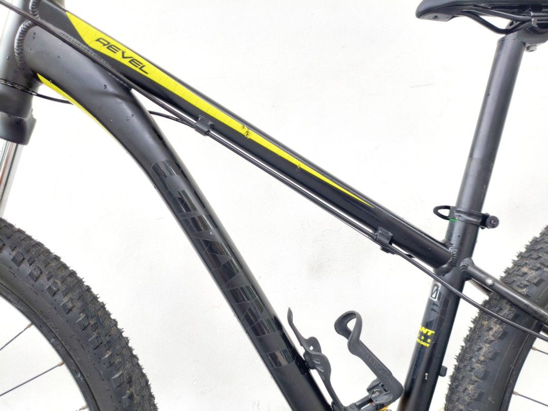 Giant Revel 29er bicycle / mountain bike / MTB / hardtail MTB / 29" bicycle / 29" bike / Shimano bicycle / Shimano bike / bike / bicycle (Category: Bicycles) located in Singapore. Submitted by oskeos (Listing ID 1448967358, Image 2). Description: 29" wheel size 11 speed Shimano Deore XT gears Suntour XCE front suspension Tektro hydraulic brake system S size frame Shimano Deore trigger shifters Shimano Deore XT rear derailleur Race face Crankset T