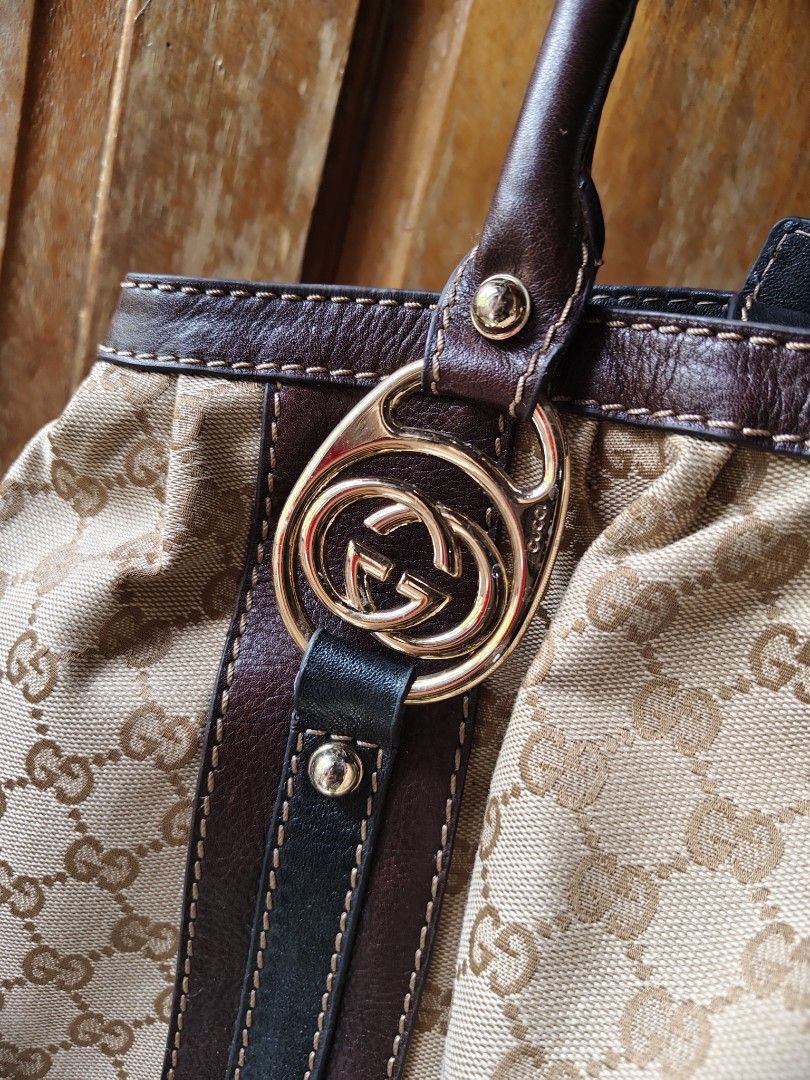 Gucci GG Canvas Interlocking icon tote (Category: Luxury Bags & Wallets) located in Iloilo. Submitted by branded-boy0422_16 (Listing ID 1448918062, Image 3). Description: W: 16 L: 11 Good as new ganda po nito sa personal no issue tote bag or shoulder bag pwd.