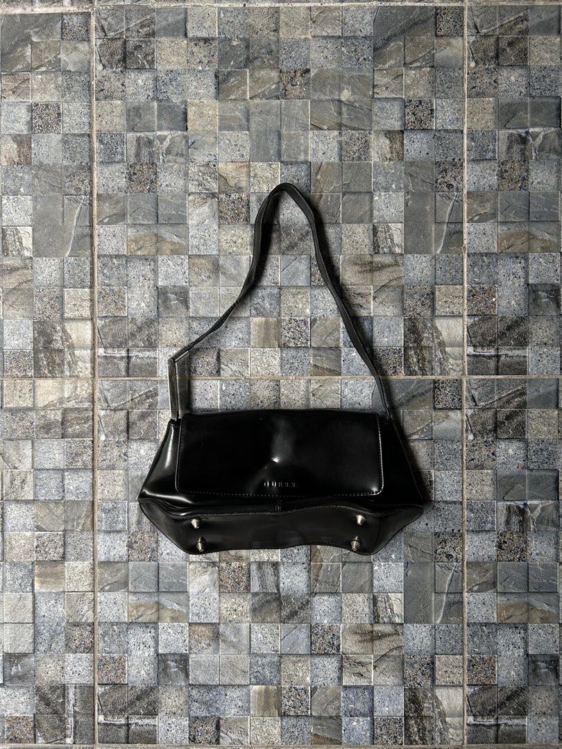 Guess Black Patent leather shoulder bag (Category: Shoulder Bags) located in Quezon City. Submitted by commonwealthpickerph (Listing ID 1448968661, Image 1). Description: Black Guess shoulder bag. - 11 width // 5.5 length - Shiny material. Has the Guess logo on the front flap. - Some small scuffs on the surface. Four metal studs on the bottom. - The strap has metal hardware with the Guess logo. A classic shoulder bag style. - Has sign of used - N