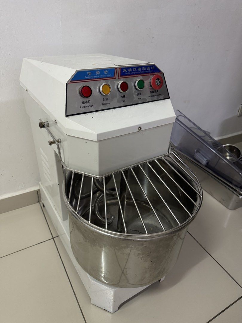 Heavy Mixer (Category: Other Kitchenware & Tableware) located in Ipoh. Submitted by rt2026 (Listing ID 1448898795, Image 1). Description: Very good condition . Extra machine Just want to let go -Heavy mixer tiptop condition -Perfect for all baking needs -Come with dough hook , whisk and flat beater -Tester works well and smooth .