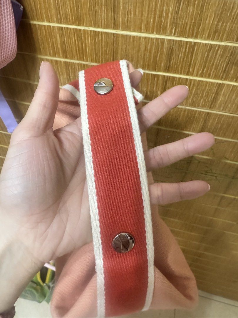 Hermes 飯盒包 （分類：手袋及銀包）位於 Hong Kong。 由 cc100719 提交（商品編號 1449038871，圖片 3）。簡介： 新舊見圖 logo 小瑕疵。