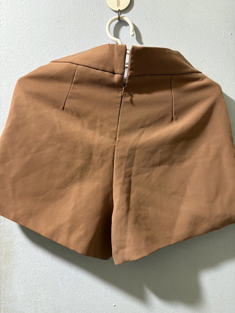 High Waisted Tailored Shorts (Category: Shorts) located in Pasay City. Submitted by faye_xoxo (Listing ID 1449008185, Image 3). Description: - Brand: Lanquiren - Color: Brown - Style: Tailored Shorts - Fit: High-waisted, flattering - Features: Front pockets, back zip closure No flaws. Neat :) .