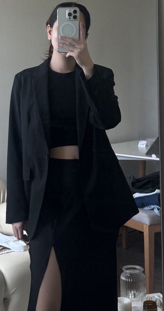 H&M Black Blazer (Category: Coats, Jackets and Outerwear) located in Pasig City. Submitted by jijithepusa (Listing ID 1448926383, Image 3). Description: - Classic black blazer - Two-button closure - Two front pockets - Fully lined interior - Versatile for work or night out - Pairs easily with skirts or trousers.
