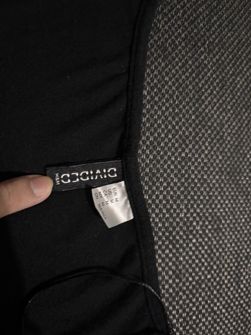 H&M Divided Black Long Sleeve Top Size M (Category: Longsleeves) located in Makati City. Submitted by authenticats (Listing ID 1449025019, Image 2). Description: - H&M Divided basic black long sleeve top - Simple scoop neck design - Stretchy and comfortable material - Versatile for layering or wearing solo - Easy to pair with any outfit - Ideal for casual everyday wear.