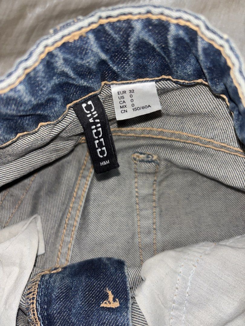 H&M Divided Blue Denim Jeans (Category: Jeans) located in Muntinlupa City. Submitted by aoki29 (Listing ID 1449098821, Image 3). Description: - H&M Divided Blue Wash Denim Jeans - Classic Five-Pocket Style - Button and Zip Fly Closure - Straight Leg Cut - Ideal for Everyday Wear - Mid waist.