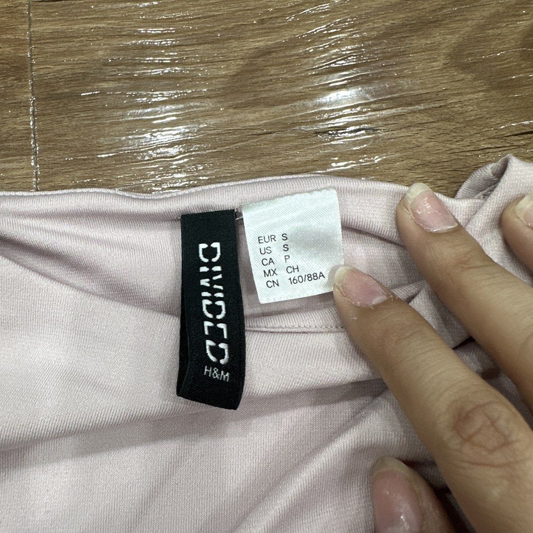 H&M Draped Mock Neck Sleeveless Top (Category: Sleeveless) located in Quezon City. Submitted by _cc_declutters (Listing ID 1449082401, Image 2). Description: - Light pink H&M top - Mock neck with draped front detail - Sleeveless design - Versatile: dress up or down - Comfortable fabric - Size: S.