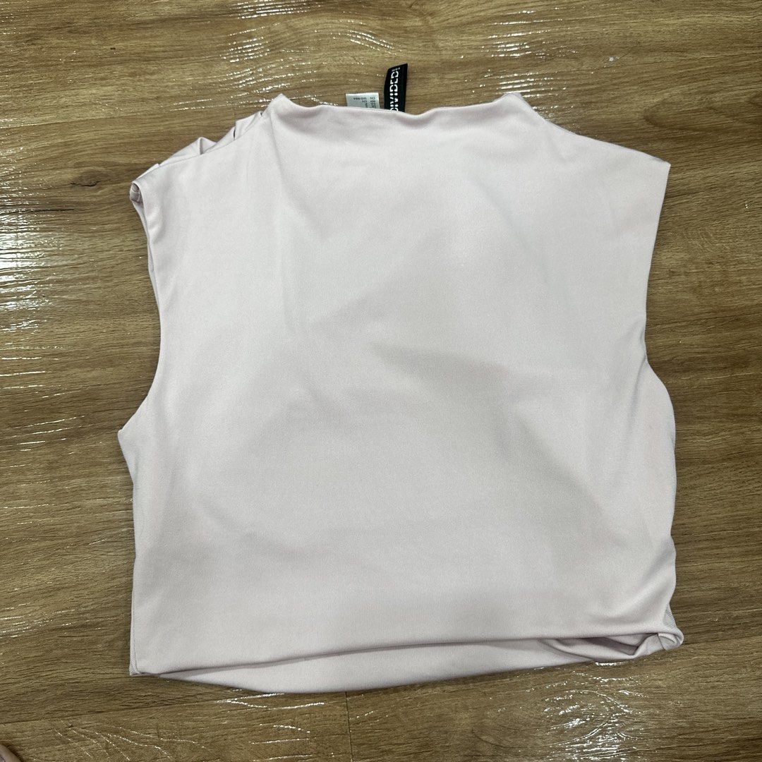H&M Draped Mock Neck Sleeveless Top (Category: Sleeveless) located in Quezon City. Submitted by _cc_declutters (Listing ID 1449082401, Image 3). Description: - Light pink H&M top - Mock neck with draped front detail - Sleeveless design - Versatile: dress up or down - Comfortable fabric - Size: S.