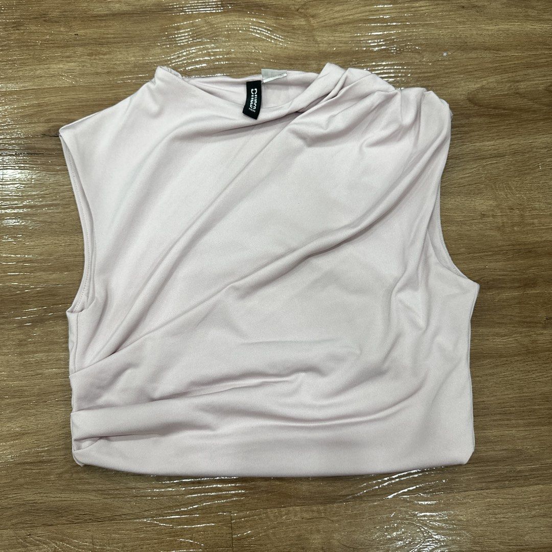 H&M Draped Mock Neck Sleeveless Top (Category: Sleeveless) located in Quezon City. Submitted by _cc_declutters (Listing ID 1449082401, Image 1). Description: - Light pink H&M top - Mock neck with draped front detail - Sleeveless design - Versatile: dress up or down - Comfortable fabric - Size: S.