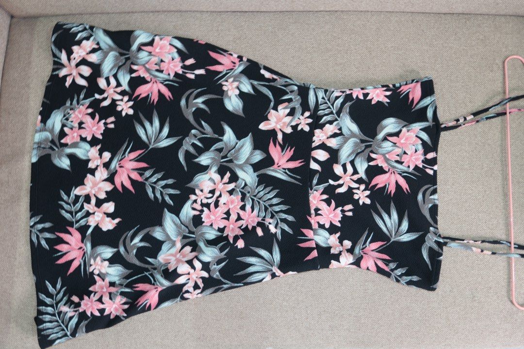 H&M Floral Mini Dress (Category: Dresses) located in Caloocan City. Submitted by celestine6 (Listing ID 1449025565, Image 3). Description: - Black Floral - Size: EUR - 34; UK - 6; CN - 160/80A.
