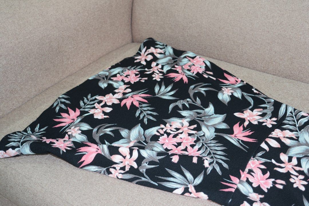 H&M Floral Mini Dress (Category: Dresses) located in Caloocan City. Submitted by celestine6 (Listing ID 1449025565, Image 2). Description: - Black Floral - Size: EUR - 34; UK - 6; CN - 160/80A.