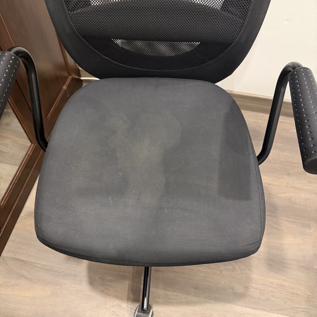 IKEA FLINTAN Kursi Kantor Mesh Original Hitam Dengan Sandaran Tangan Office Chair (Kategori: Perabotan Rumah) berada di Jakarta Selatan. Dikirim oleh titiplemari (ID iklan 1449029199, Gambar 2). Deskripsi: IKEA FLINTAN Original Kursi kantor original IKEA dengan sandaran mesh yang nyaman untuk kerja maupun belajar. Dudukan empuk, rangka kokoh, dan mudah dipindahkan karena menggunakan roda. Spesifikasi * Brand: IKEA * Model: FLINTAN * Warna: Hitam 