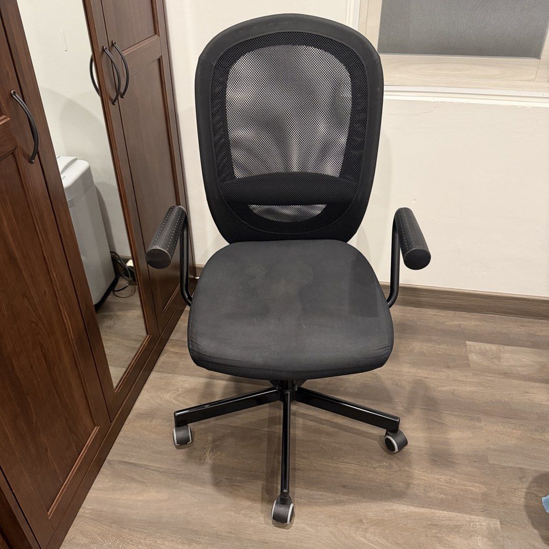 IKEA FLINTAN Kursi Kantor Mesh Original Hitam Dengan Sandaran Tangan Office Chair (Kategori: Perabotan Rumah) berada di Jakarta Selatan. Dikirim oleh titiplemari (ID iklan 1449029199, Gambar 1). Deskripsi: IKEA FLINTAN Original Kursi kantor original IKEA dengan sandaran mesh yang nyaman untuk kerja maupun belajar. Dudukan empuk, rangka kokoh, dan mudah dipindahkan karena menggunakan roda. Spesifikasi * Brand: IKEA * Model: FLINTAN * Warna: Hitam 