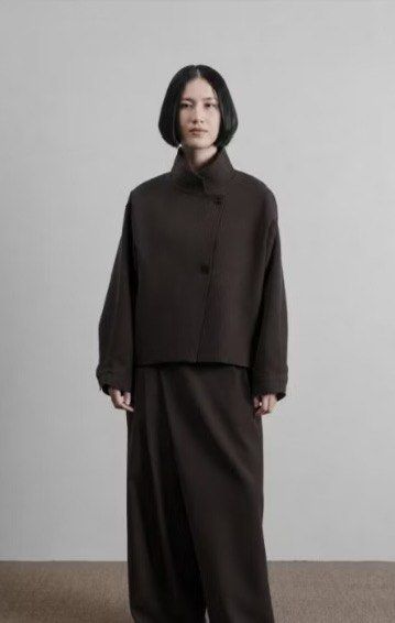 Jedda Phi Jacket Bistre (Kategori: Baju Luaran) berada di Serang. Dikirim oleh curatedthingss (ID iklan 1448953711, Gambar 1). Deskripsi: - BNWT - NETT.
