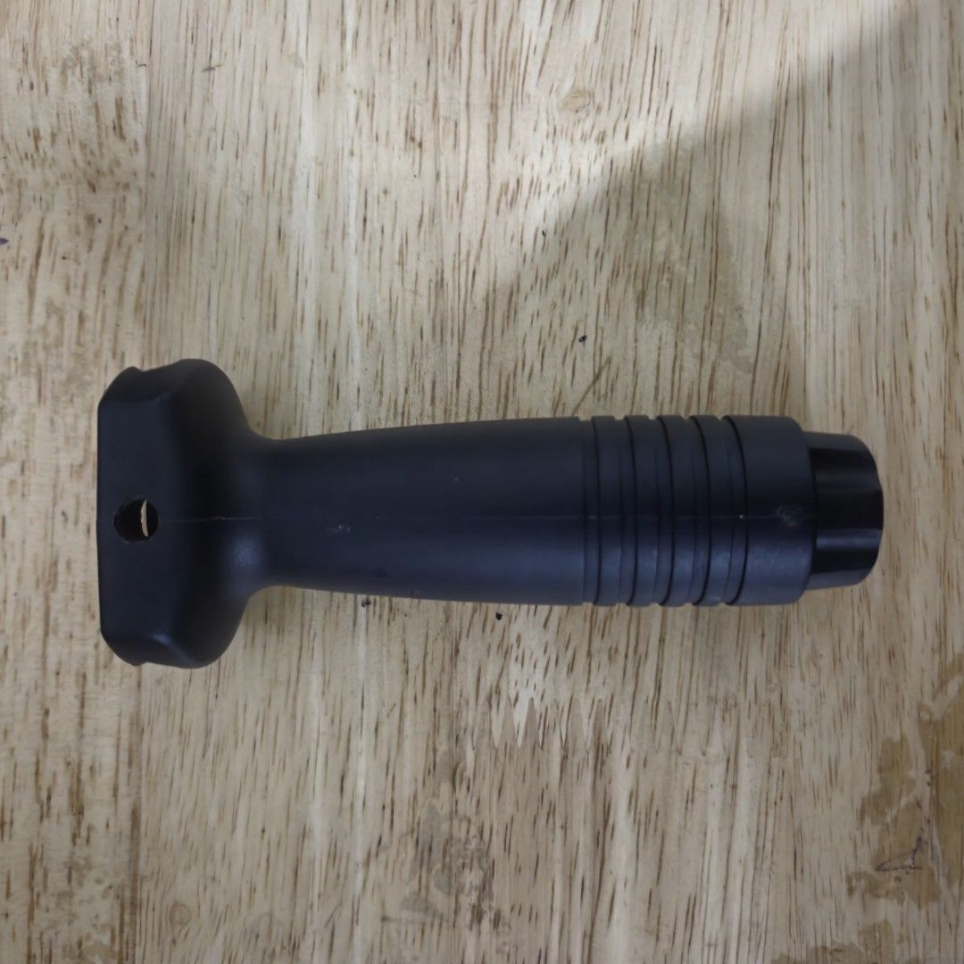 Kac vertical grip airsoft (Category: Combat Sports) located in Mandaluyong City. Submitted by lauracmendoza (Listing ID 1448934582, Image 1). Description: fits picatinny rails.