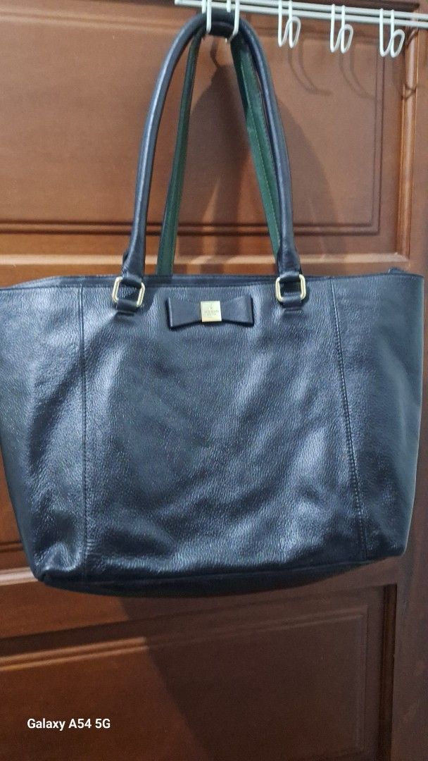 Kate Spade cow leather (Category: Tote Bags) located in Sungai Petani. Submitted by intanzahirah7 (Listing ID 1448929980, Image 1). Description: - Kate Spade cow leather tote bag - Adorable bow detail on the front - Interior zip pocket and slip pockets for organization - Ample space for all your essentials - Perfect for everyday use or as a work bag.