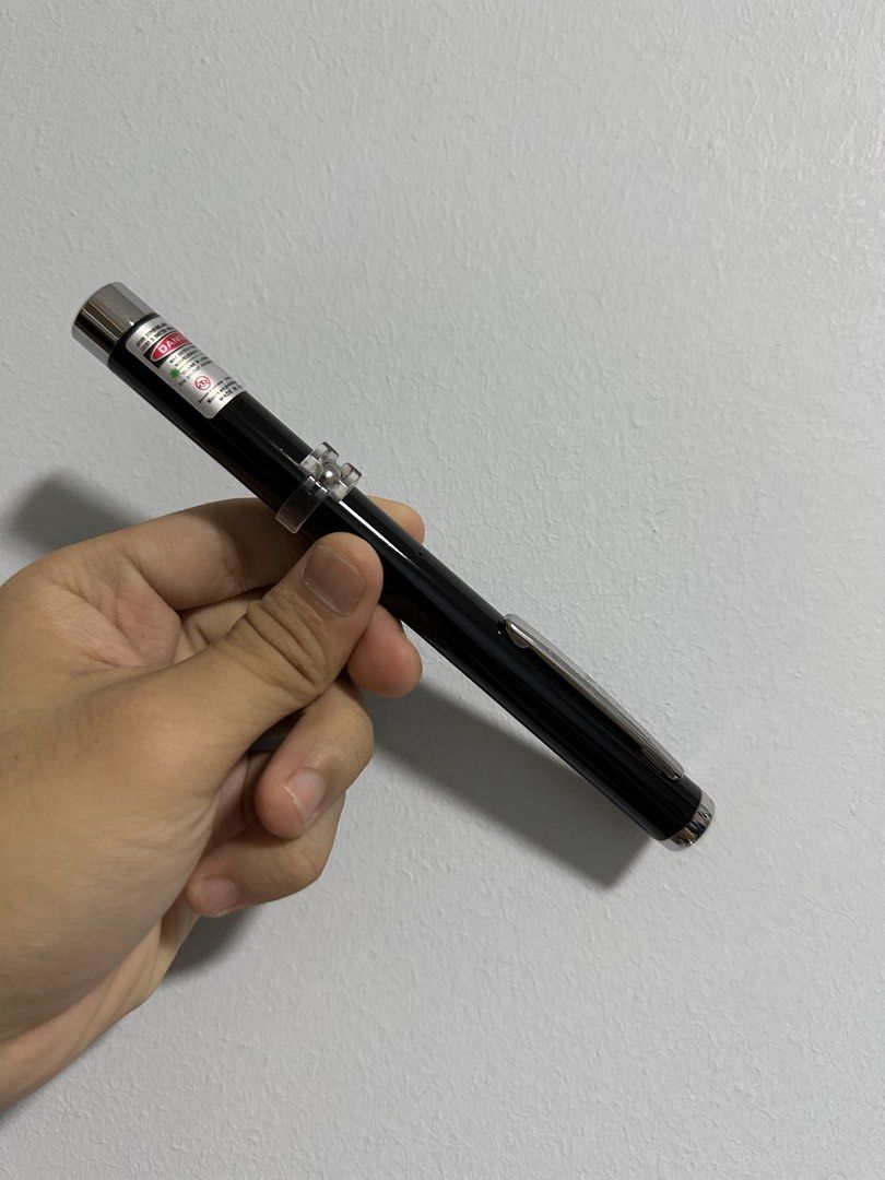 Laser pointer chargeable (Category: Stationery & School Supplies) located in Singapore. Submitted by royaltree.6bedda (Listing ID 1449047299, Image 1). Description: Selling a brand new green laser Recharger version , type c usb port Very powerful and strong Battery all good Come with usb cable Can test fire before purchase .
