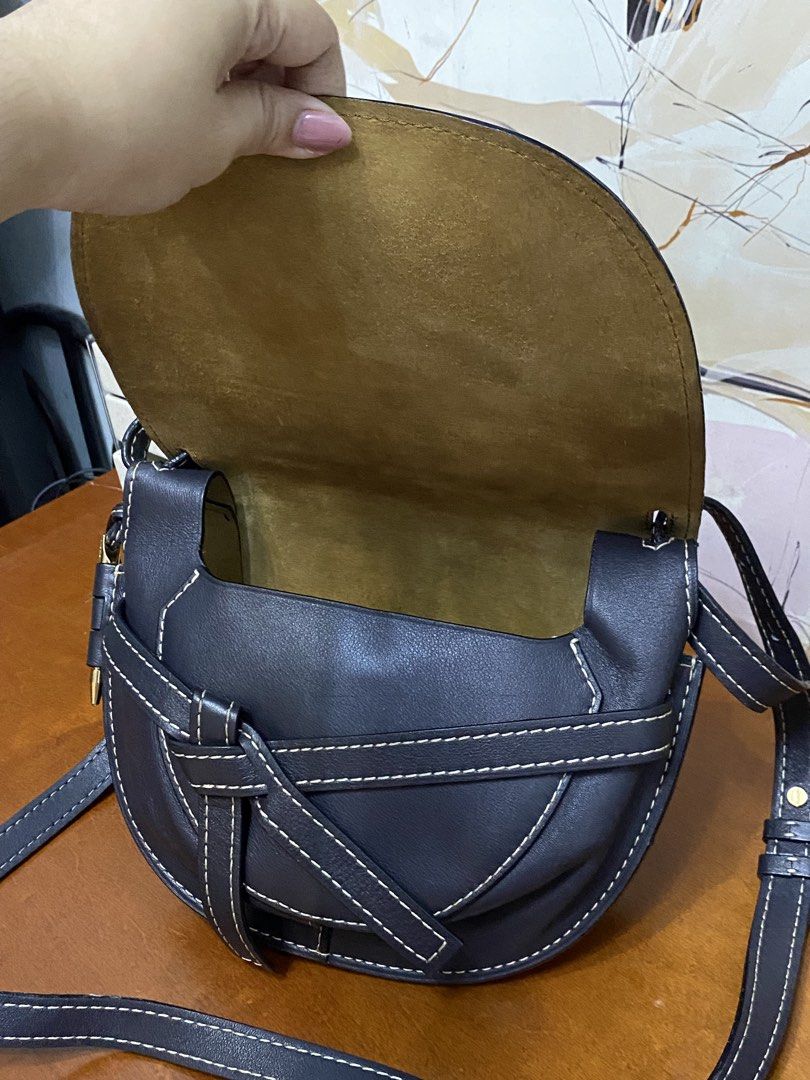 LOEWE Gate Medium (Category: Luxury Bags & Wallets) located in San Mateo. Submitted by kluxuryy (Listing ID 1448984703, Image 3). Description: OFFER YOUR PRICE NEGOTIABLE.