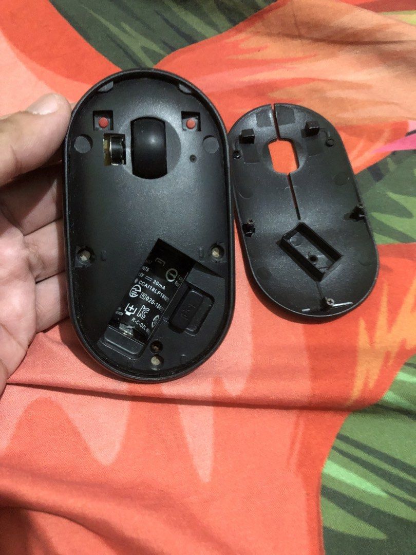 Logitech pebble (Category: Mouse & Mousepads) located in Quezon City. Submitted by markgolveo (Listing ID 1448958915, Image 3). Description: Logitech pebble Tested working bluetooth function USB PC mode can't make it to pair.