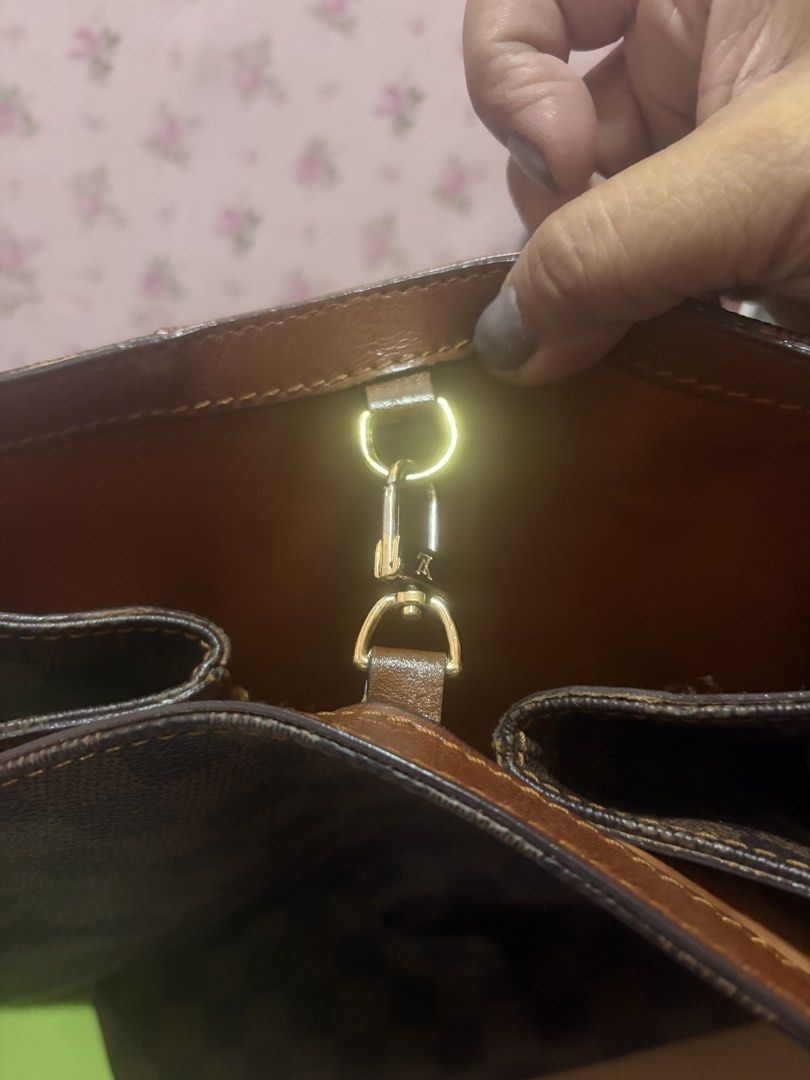 Louis Vuitton Damier Ebene Hobo Bag (Category: Luxury Bags & Wallets) located in Malabon City. Submitted by pbjsandowichi (Listing ID 1448922169, Image 3). Description: Mod: J&T, Lalamove Mop: Gcash, Gotyme, Maribank delivery fee will be shouldered by the buyer .