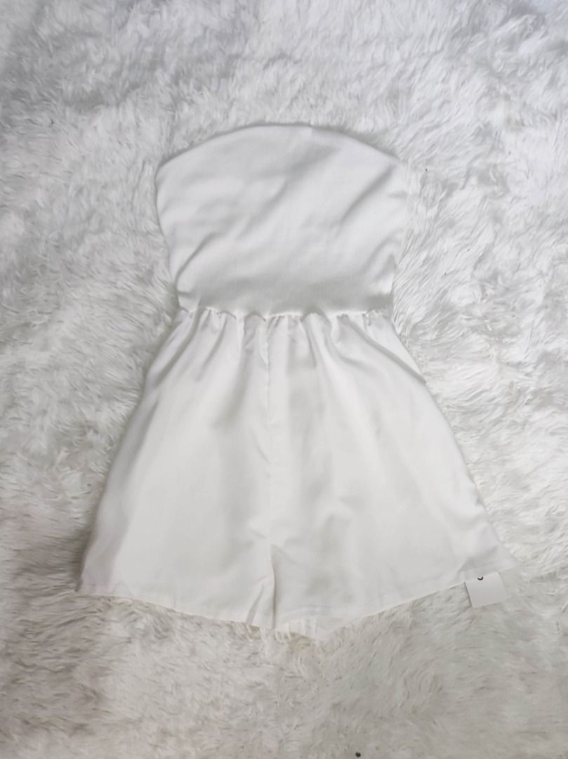 Lovito White Strapless Tube Romper not zara (Category: Rompers) located in Quezon City. Submitted by bushia.preloved (Listing ID 1449012829, Image 2). Description: - Lovito white strapless romper - Elasticated bust and waist for a comfortable fit Loc South Triangle, QC - Shipping via lalamove, grab or j&t Mode of payment via gcash or bdo #prelovedclothesph #ootdph.